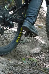 Flat shoes grips on the pedal