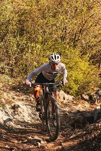 Woman-on-MTB-Climb