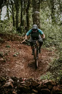 Down hill mtb attack position 